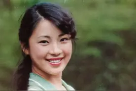 亲眼目睹60岁女士与30岁小伙的爱情故事后，我再次相信了爱情图片