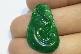 珠宝有时最简单最传统的设计就是最美的，就如这个如意翡翠吊坠视频封面