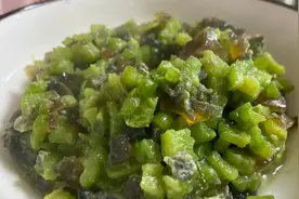 「苦瓜炒皮蛋」浓郁咸鲜，意外好吃的黑暗料理，完全停不下来图片