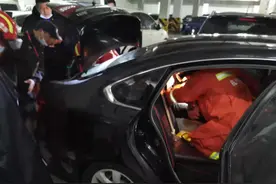 后备箱打不开 钻洞拿包结果人被卡住了图片