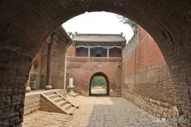 这座千年古村，地上古庙城堡，地下发现万米神秘地道图片