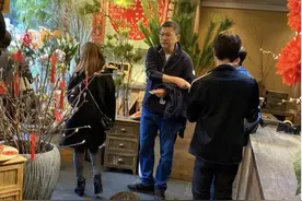 王家卫携妻逛花市，被曝豪掷万元买盆栽！61岁苍老明显几乎认不出图片