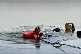 致敬！消防员用身体破冰救落水老人图片