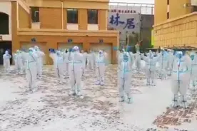 辽宁“大白舞蹈队”雪地跳起Disco 志愿者为隔离居民送去欢笑图片