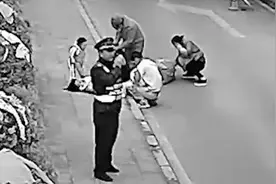 贵州一孕妇行走途中突然产子，高铁站巡警现场筑“人墙”保护图片