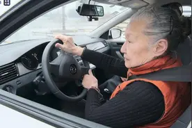 梦想成真！江苏扬州77岁老奶奶考取驾照圆“女司机”梦图片