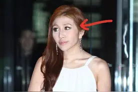 赌王四太长女真放得开，何超盈穿吊带裙露打底，脸涂得也太白了图片
