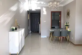 看她家恒大精装房，全屋墙面贴壁纸，家具进场很漂亮，家人很满意图片