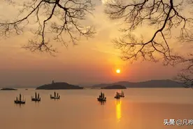 日暮苍山远，风静江浪平。归舟披落霞，帆映夕阳红...图片