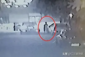​开原金田花园小区多辆私家车牌照被掰弯，一看监控竟是同一人所为图片