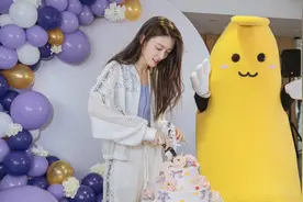 傅菁生日蛋糕照曝光，白色运动装露出小蛮腰，真的太瘦了图片