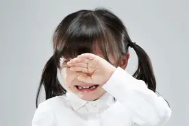 孩子常把“对不起”挂嘴边，家长要留意，把握好情商教育契机图片