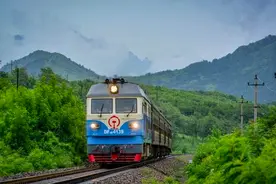 中国首列全卧铺火车，全程727公里，中途没有设置一个站点图片