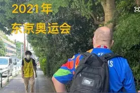 参加四届奥运会的，除了老将还有北京奥运背包！许多外国记者13年后在东京仍然背着它，中国制造果然牛图片