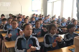 气势如虹！小学课堂现赛马律动操 网友：犹如万马奔腾图片