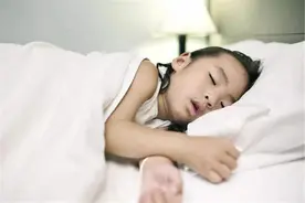 孩子的不同睡姿，可能预示着以后的性格，父母可别不当回事图片