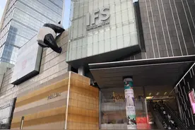 第一次来成都，被春熙路的翘臀大熊猫惊到了，绝对是成都的标志图片