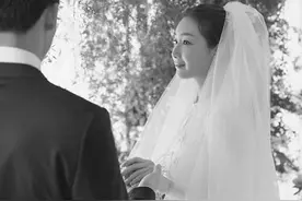 崔智友晒一家三口出游照，小九岁神秘丈夫充当摄影师为妻女拍照图片