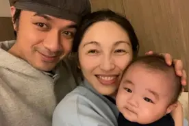 古巨基晒全家福，52岁妻子高龄产子难掩老态，儿子出镜呆萌可爱图片