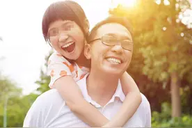 从小这样教育女儿，长大多半能远离“渣男”，爸爸们应该学以致用图片