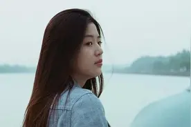 恋爱中，女生越是“动作大”，越是放不下你图片