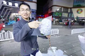 斗南花市5元20支玫瑰花，这里的花比白菜还便宜，看小伙买了多少