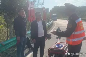 广告牌“从天而降”湖北交通高速路政督促自行拆除图片
