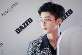 范丞丞的豹纹西装穿搭，上演“眼镜杀”帅气十足图片