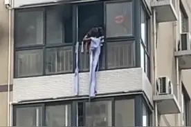 家中突发火灾，西安一父亲用床单结绳吊下4岁孩子，成功获救图片