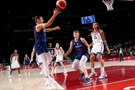 奥运女篮-格里娜15+12格雷14分 美国20分大胜塞尔维亚进决赛图片