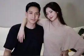 美女网红阿四官宣结婚！跨越异国恋终成眷属，老公被赞翻版何以琛图片
