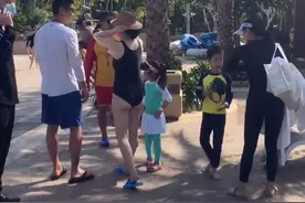 霍思燕穿泳衣被拍，身材发福明显，目睹者解释：真人比这瘦图片