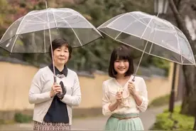 日本人为什么喜欢长柄伞，不是方便，是细节上更胜一筹图片