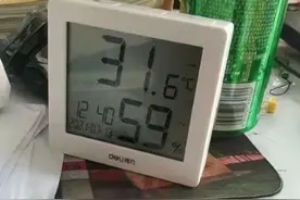哈工大宿舍高温难耐，学生无奈去行政楼前避暑，学校的处理不一般图片
