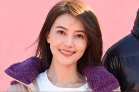 高圆圆产后拍新剧，羽绒服配T恤时尚又保暖，气质还是那么温柔图片