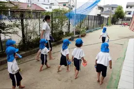 日本赤足教育成潮流，和不光脚相比，十年后孩子身体素质差距明显图片
