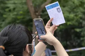 儿子高考成绩出炉稳上985，父母发朋友圈分享喜悦，评论却寒了心图片