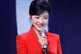 周涛保养的太好了，一身紧俏黑衣出席活动，身材曼妙不像51岁图片