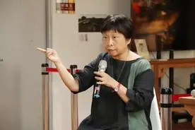 台湾女作家力挺赖弘国，吐槽阿娇：一个女人被看光光，还如此高傲图片