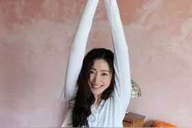 张天爱穿着太“流氓”！“巴掌衫”短到遮不住胸罩！凹出1米8长腿图片