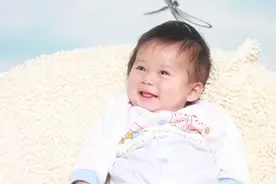 1岁之内的宝宝，有5种表现，说明是高智商图片