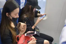 高铁口罩肉丝细高跟美女写真图片
