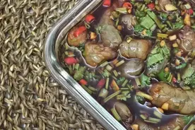 被生腌海鲜馋的流口水，看到寄生虫瞬间下头了图片