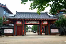 从讨饭小子到德州富豪：投资8200万，免费为村民建200多套别墅图片