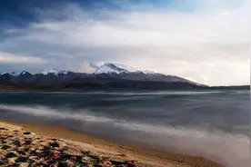 西藏仅隔百米的两个湖，源头相同，却一个是淡水湖，一个是咸水湖图片