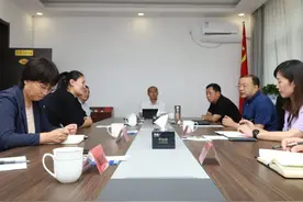 阜蒙县委书记刘彦鸿会见（前）奥运冠军、国家柔道队教练杨秀丽图片