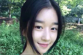 金秀贤新剧女主华丽穿搭，和私服反差大，喜欢哪一种？图片