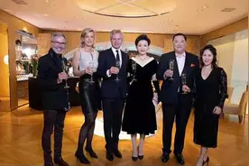 52岁杨澜携老公亮相，穿连衣裙同框外国友人，贵妇气质美翻了图片