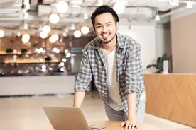 毕业2年，月入4千：为什么有的富二代就喜欢找个普通工作上班？图片