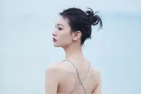 21岁演员邱天大露美背，高开叉到大腿根，曾穿透视装被批博眼球图片